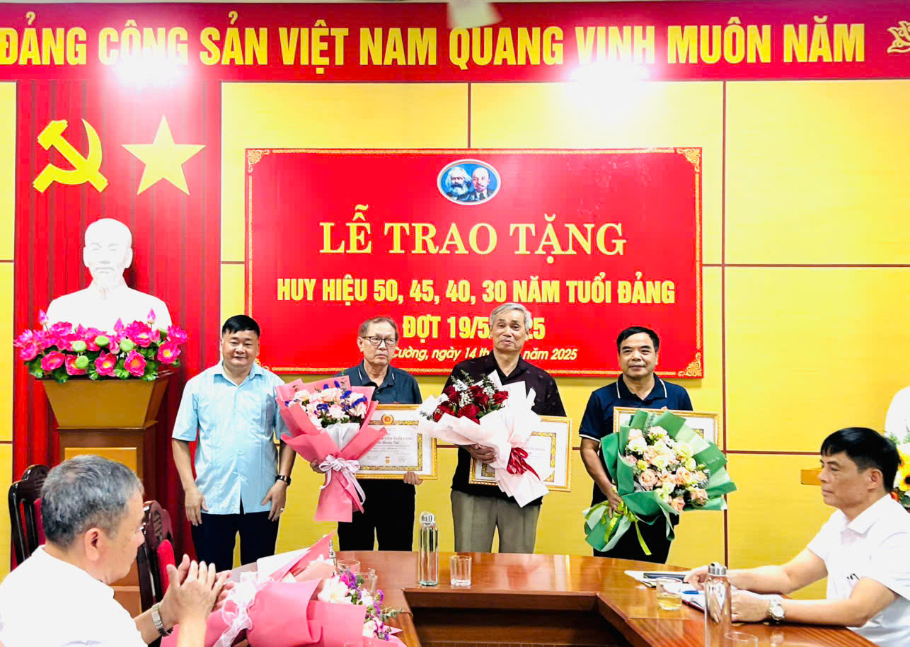 ĐẢNG ỦY XÃ PHÚ CƯỜNG TỔ CHỨC LỄ TRAO TẶNG HUY HIỆU ĐẢNG ĐỢT 19/5/2025